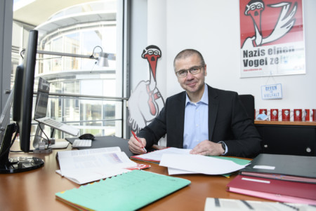 Frank Junge bei der Büroarbeit am Schreibtisch